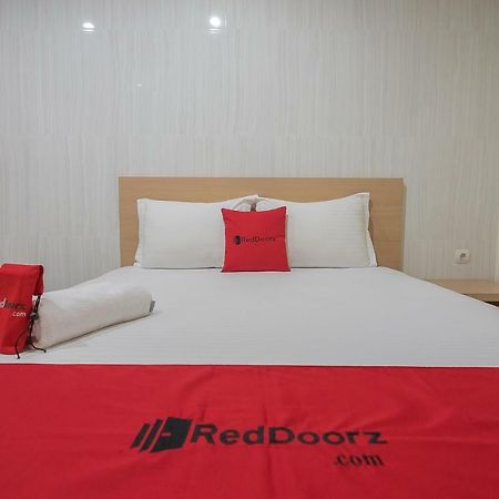 Отель Reddoorz Near Mt Haryono Семаранг Экстерьер фото
